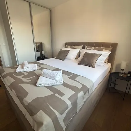 Lusso Di Luxe Suits Apartment